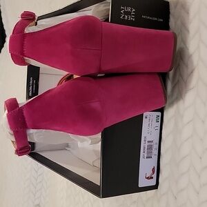 Women's sz 11W, NEW IN BOX, never worn, gorgeous raspberry, hot pink, fuchsia,
